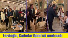 8 Mart’ta karanfil dağıttı